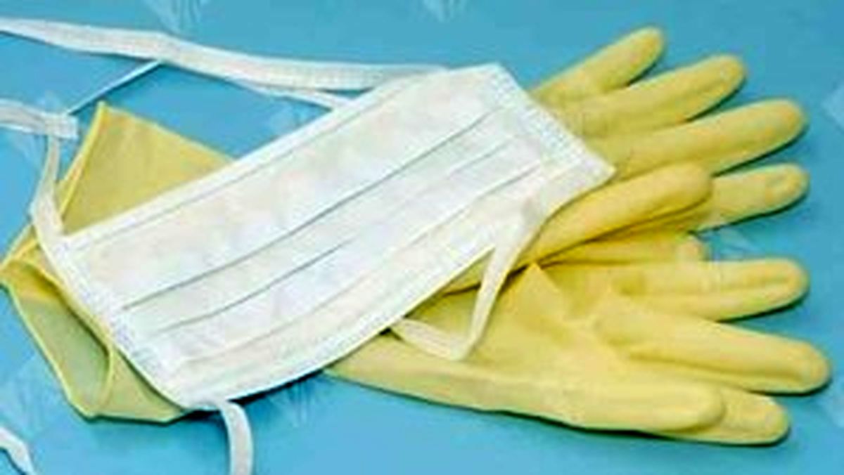 کشف بیش از ۲۱ هزار دستکش و ماسک در اهواز