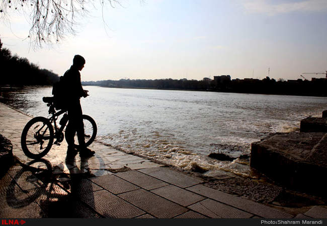 جاری شدن آب در رودخانه زاینده رود اصفهان