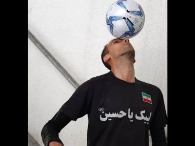 فوتبالیستی که پله‌های برج میلاد را با توپ روی سر طی کرد