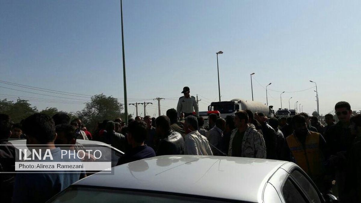 کشاورزان هندیجانی مسیر هندیجان به دیلم را مسدود کردند