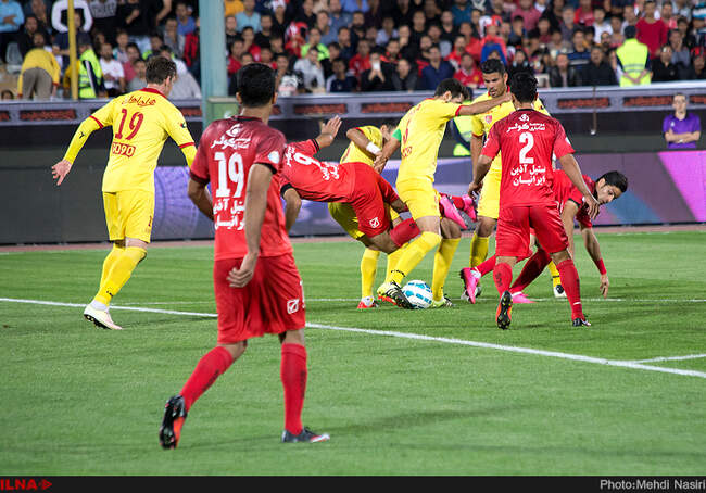 مسابقه فوتبال بین دوتیم پرسپولیس تهران و نفت تهران