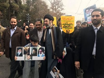 حجت‌الاسلام مجتبی خامنه‌ای به جمع راهپیمایان پیوست