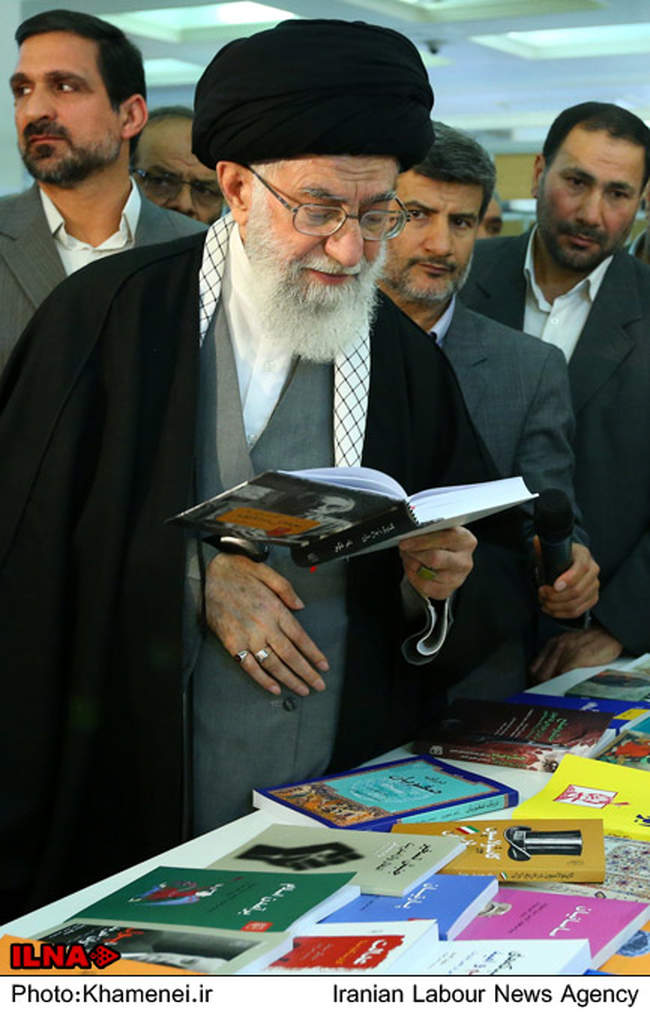  بازدید رهبر انقلاب از نمایشگاه کتاب تهران