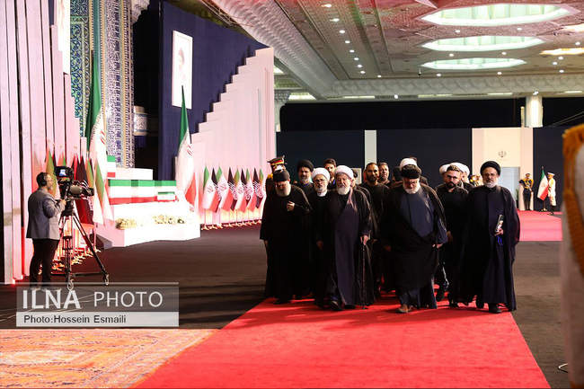 ادای احترام مهمانان و مسئولان خارجی به پیکر امام شهید/1