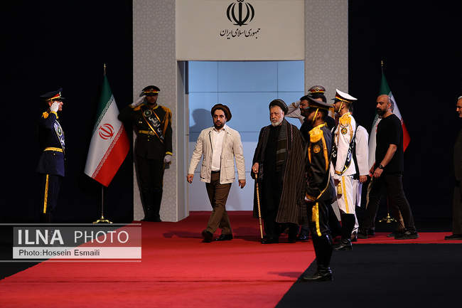 ادای احترام سران قوا و مسئولان نظام به پیکر آقای شهید ایران