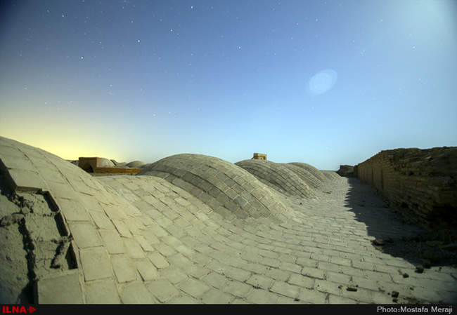 نمای شبانه کاروانسرای دیر گچین، بزرگترین کاروانسرای خشتی گچی ایران �