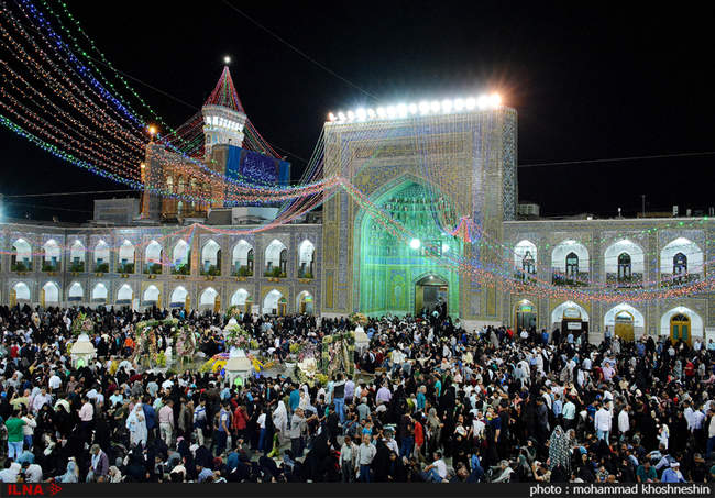 حرم مطهر رضوی در شب میلاد امام رضا (ع)