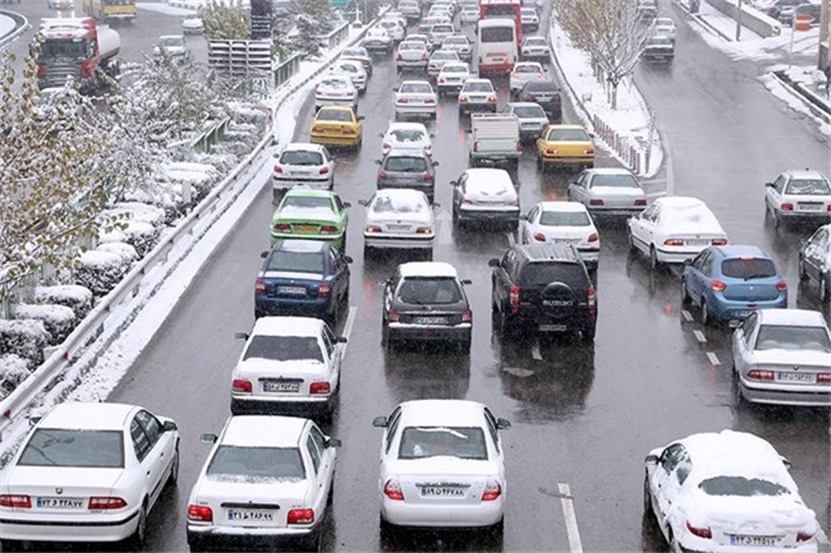 بارش برف و باران در محورهای مازندران و آذربایجان غربی/ترافیک در آزادراه تهران-کرج 