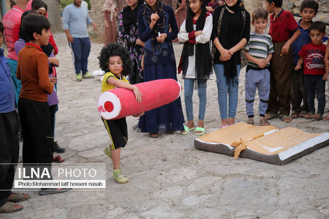 اجراهای روز دوم چهاردهمین جشنواره بین المللی تئاتر خیابانی مریوان