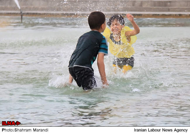  آب‌ بازی کودکان در میدان امام اصفهان