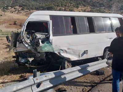 ۲۴ مجروح بر اثر برخورد مینی‌بوس حامل کارگران با گاردریل