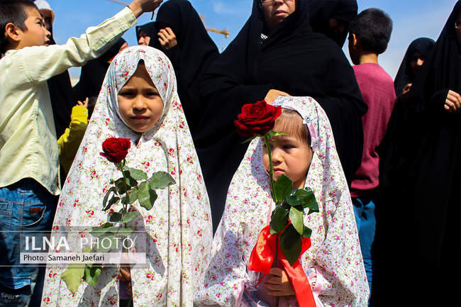 گلباران مسیر حرم امام رضا(ع) با حضور دختران مشهدی