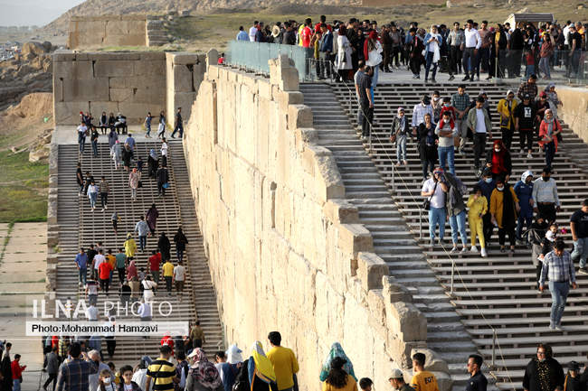 بازدید هزاران مسافر نوروزی از تخت جمشید