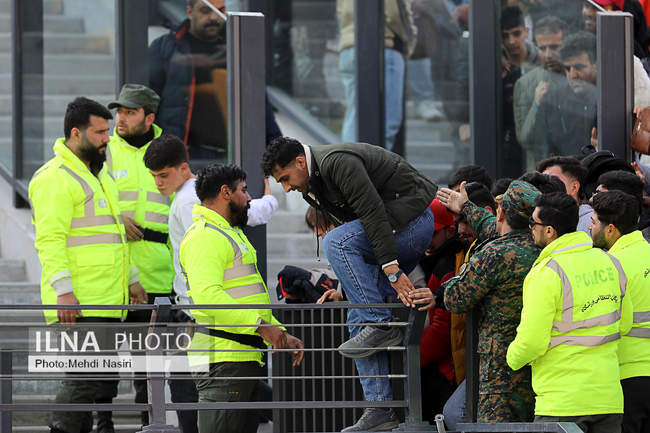 دیدار تیمهای پرسپولیس تهران و تراکتور تبریز