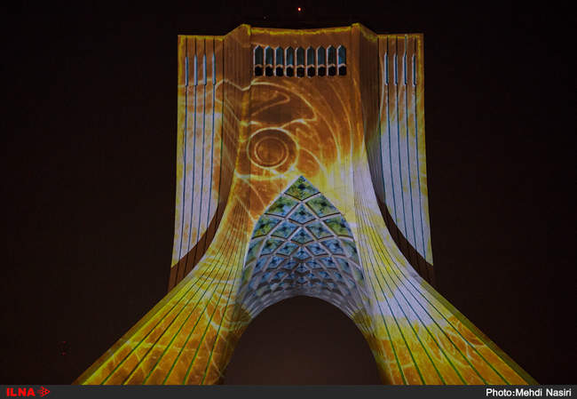 تصاویر صلح و دوستی بر دیواره های برج آزادی