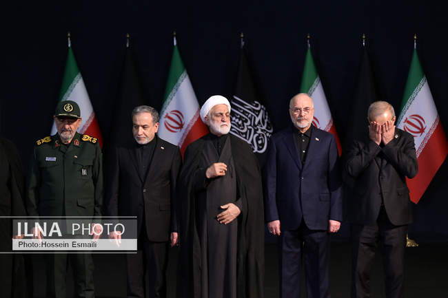 ادای احترام سران قوا و مسئولان نظام به پیکر آقای شهید ایران