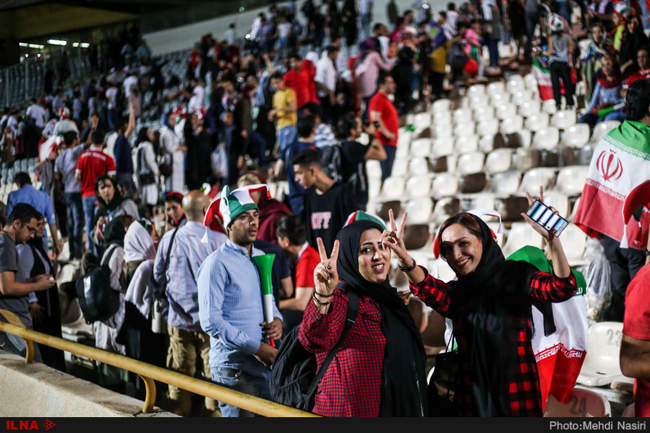تماشای بازی ایران و اسپانیا  در ورزشگاه آزادی