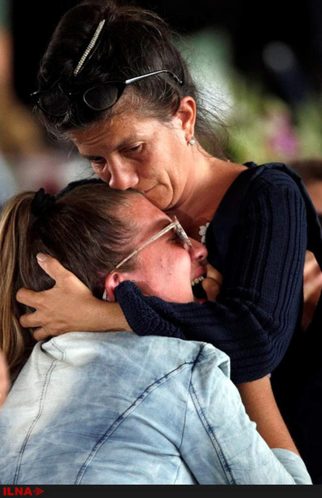 عزاداری خانواده اندوهگین برای از دست دادن عزیزان خود در منطقه زلزله 