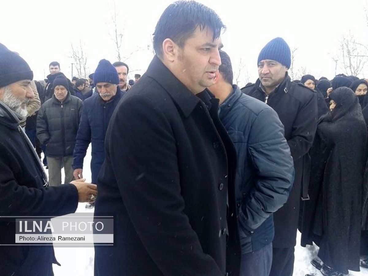 پیکر پدر رضازاده به خاک سپرده شد + عکس
