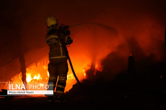 آتش‌سوزی در بارانداز ۱۲ هزار متری در شوش 