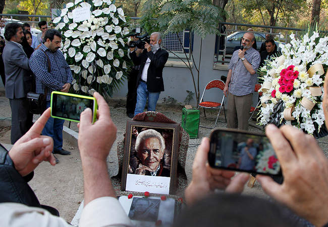 مراسم چهلم فرهنگ شریف در بهشت زهرا