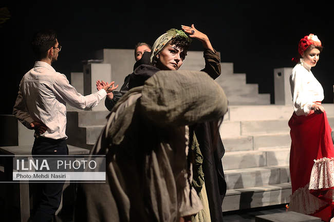 نمایش آئورا به کارگردانی مهدی محبعلی