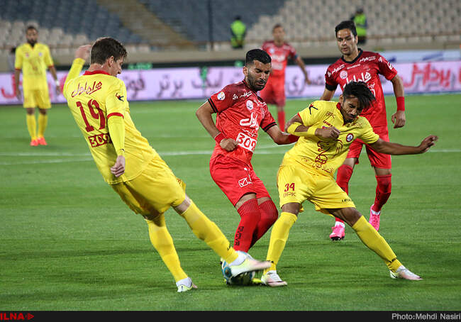مسابقه فوتبال بین دوتیم پرسپولیس تهران و نفت تهران