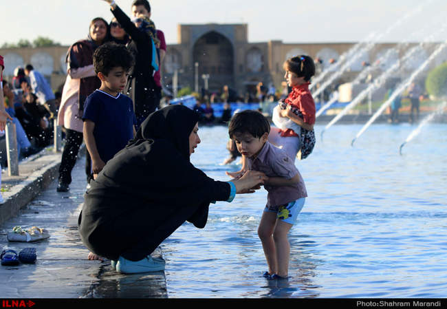 آب بازی کودکان در میدان امام اصفهان