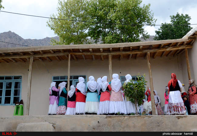 مراسم عیدی بران (بردن هدیه برای نوعروس) در روستاهای گیلان‎