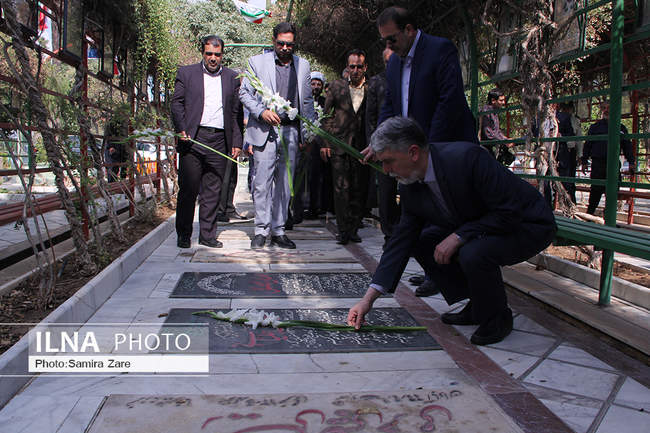 حضور وزیر ارشاد در گلزار شهدای شیراز 