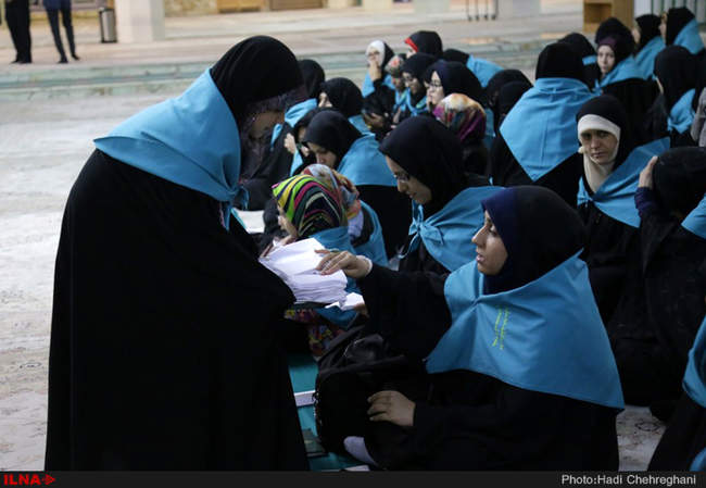 غباروبی ضریح مطهر حضرت معصومه(س)توسط خبرنگاران استان قم