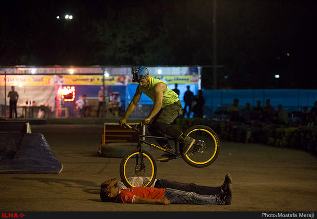 اجرای حرکات نمایشی تاپ رایدر در پارک ملت شهر کرد