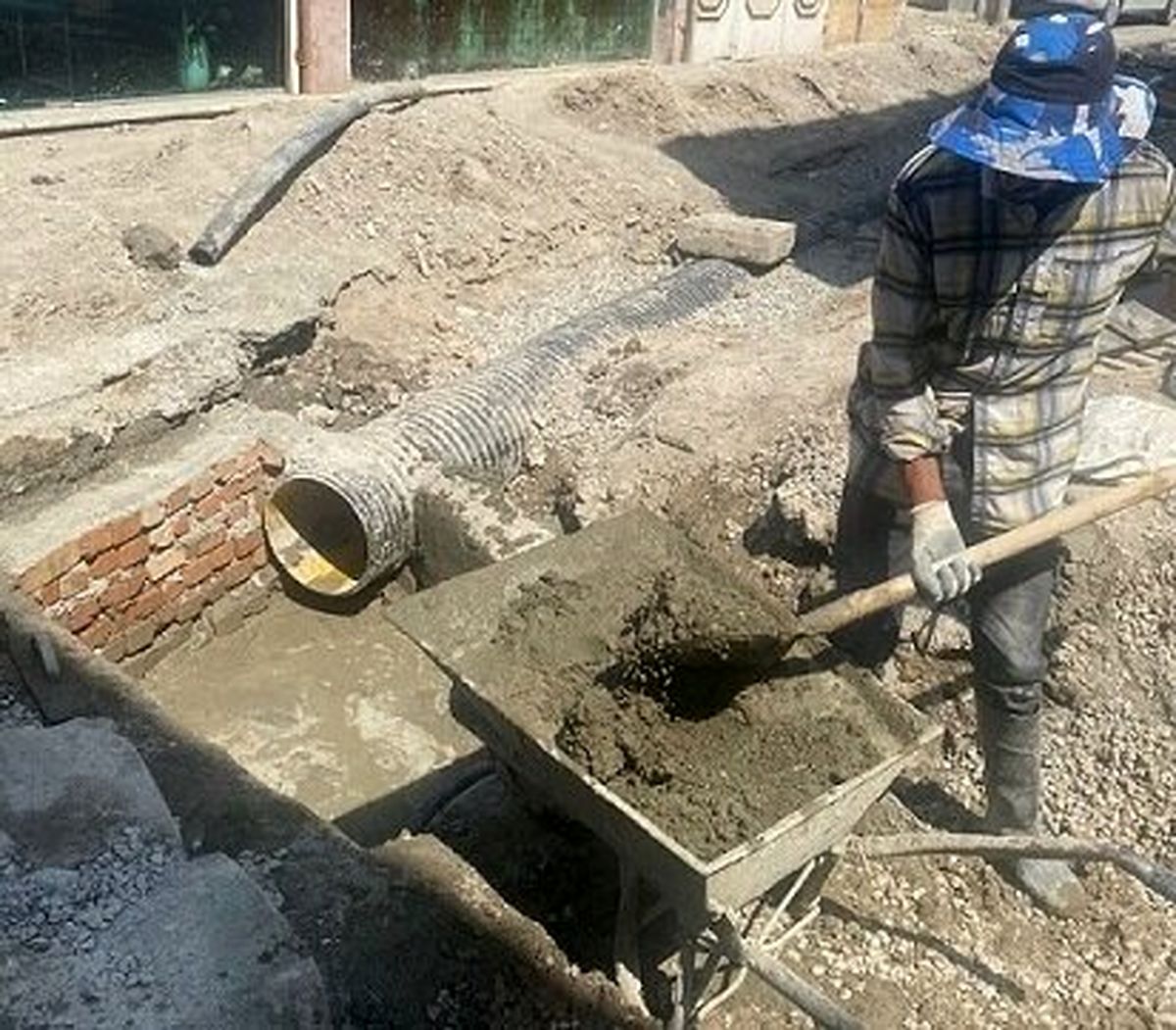 اجرای پروژه لوله‌گذاری و بهسازی معابر سهرابیه برای مقابله با آب‌گرفتگی