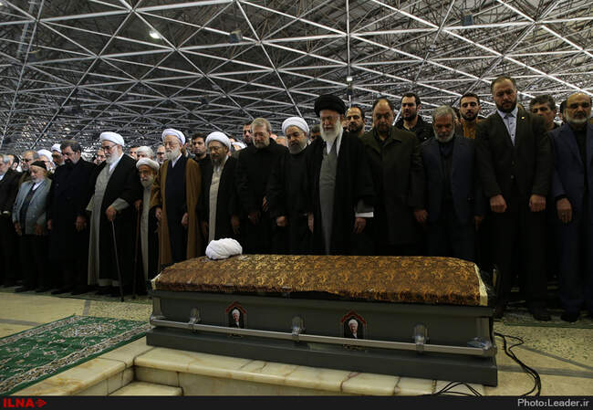 اقامه نماز توسط رهبر انقلاب بر پیکر حجت‌الاسلام والمسلمین هاشمی رفسنجانی
