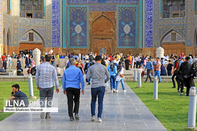 نقش جهان مملو از مسافران نوروزی