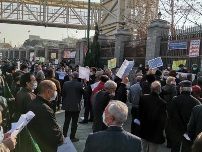 تجمع بازنشستگان کارگری مقابل مجلس/ مستمری‌ها را به خط فقر برسانید/ همسان‌سازی را اصلاح کنید