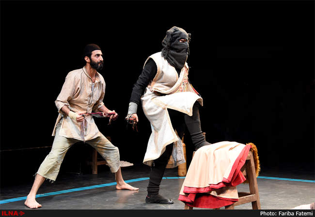 نمایش بوقلمون در تهران به روی صحنه رفت