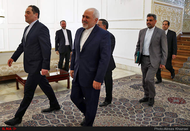 تقدیم استوارنامه سفیر جدید فرانسه به وزیر امور خارجه