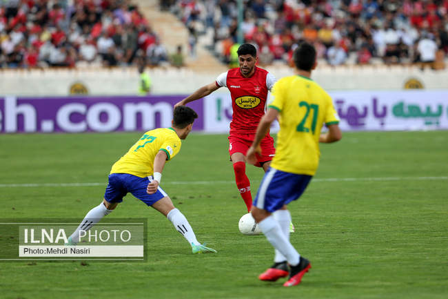 دیدار تیمهای فوتبال پرسپولیس تهران و صنعت نفت آبادان