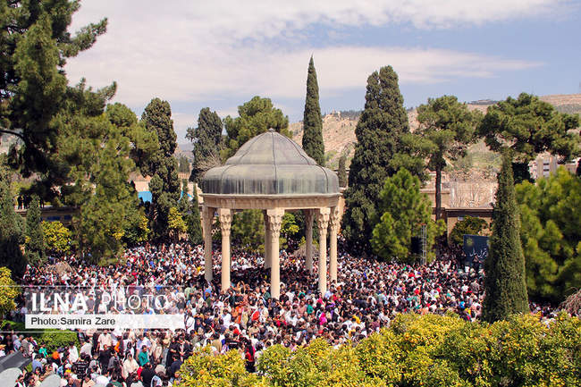 تحویل سال نو در آرامگاه حافظ