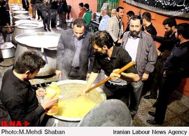 توزیع نذورات در هیات های مذهبی شیراز