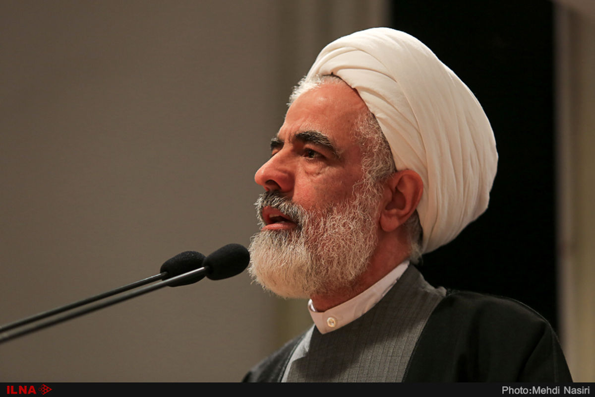 انسان تراز قرآن یعنی کارگری که صورتش را با سیلی سرخ نگه داشته و کار را سامان می‌دهد
