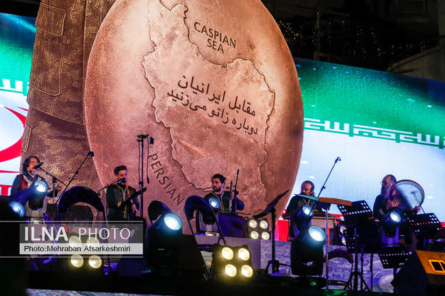 رونمایی از مجسمه «زانو زنندگان برابر ایران»