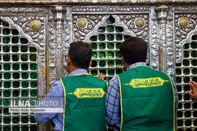 گل آرایی ضریح مطهر حضرت فاطمه معصومه 