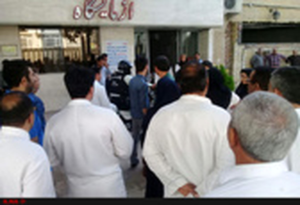 تجمع دوباره کارکنان بیمارستان امام خمینی کرج/معترضان زیر باران هم دست از اعتراض برنداشتند