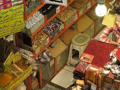 کشف 5 تن مواد غذایی تاریخ گذشته از مغازه‌های اطراف حرم امام رضا (ع) در مشهد