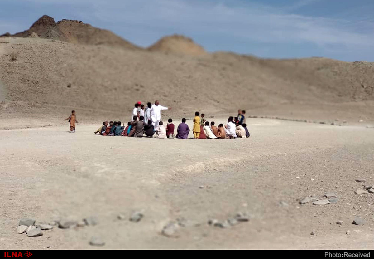 تحصیل  در سایه/ 10 دانش آموز بر روی دو نیمکت شکسته/ دستی برای یاری نیست