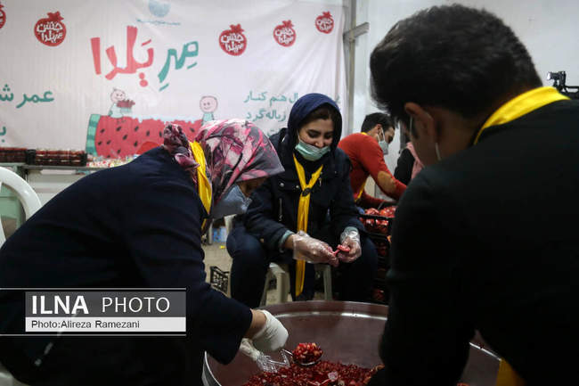 آماده سازی و اهدای بسته های یلدایی به کودکان کار