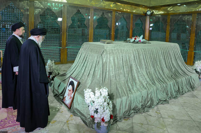 حضور رهبر انقلاب در مرقد بنیانگذار جمهوری اسلامی ایران