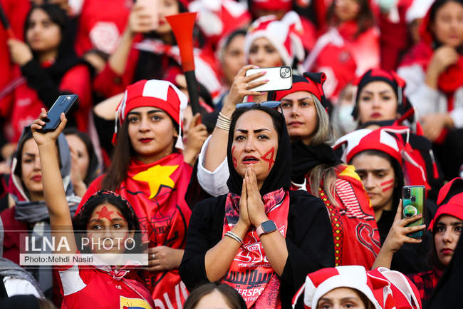 تصاویری از اولین حضور بانوان پرپسولیسی در لیگ برتر فوتبال در ورزشگاه